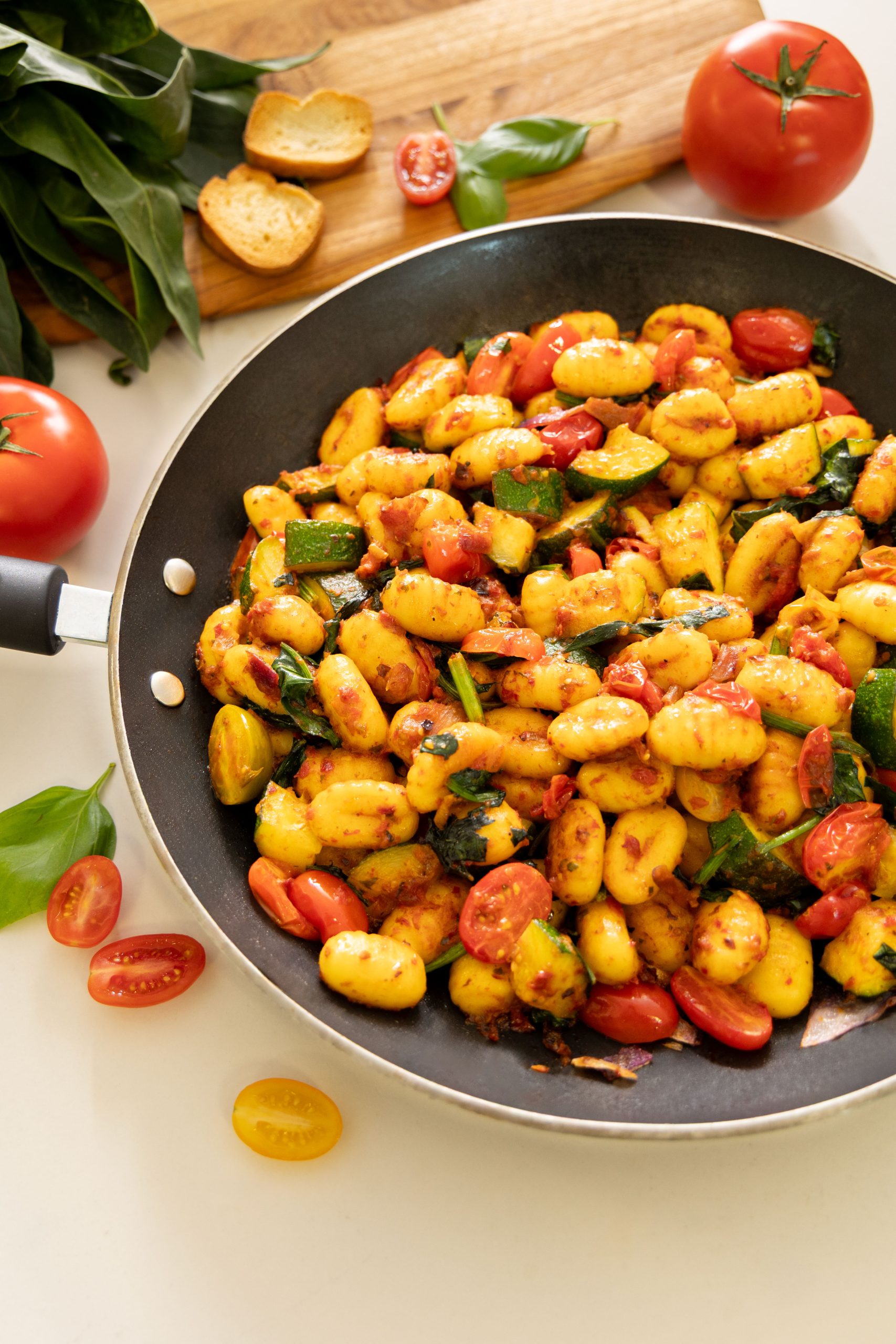 Gnocchis au pesto épicé et légumes grillés