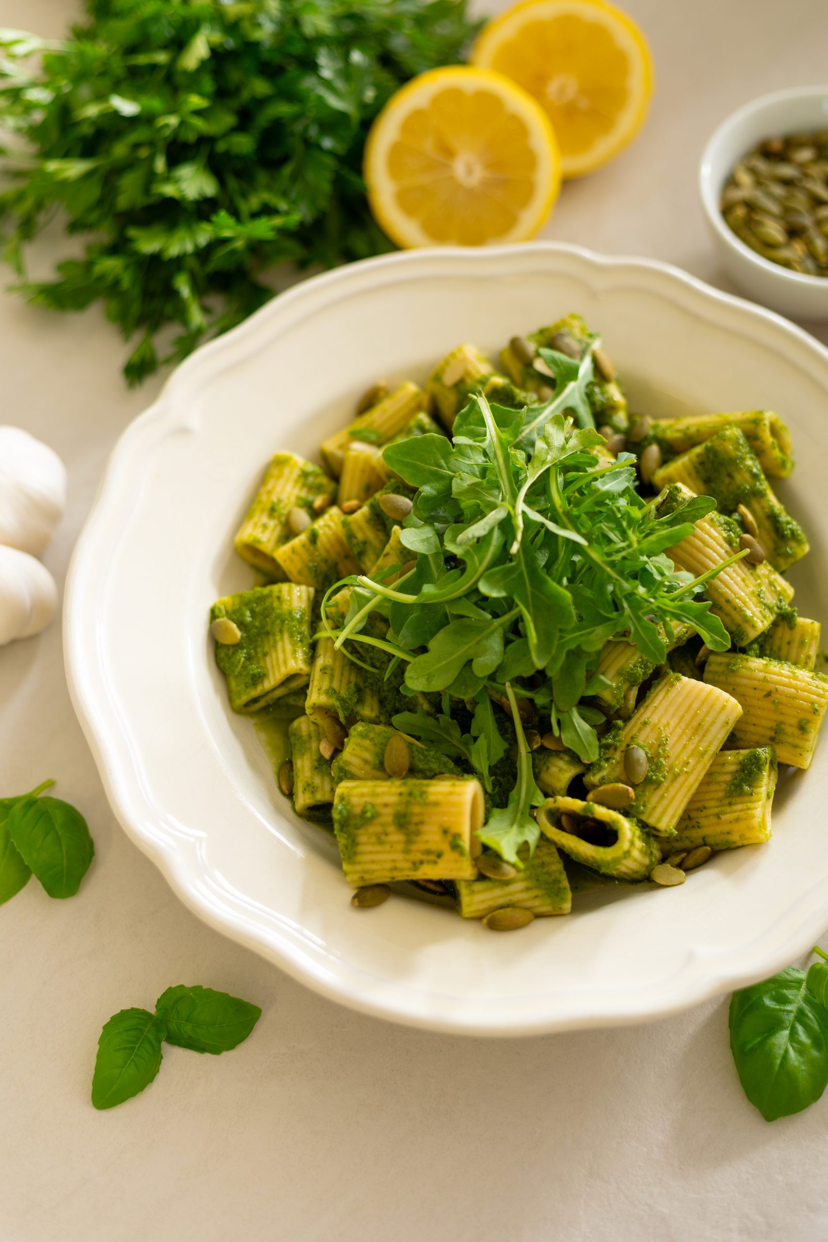 Rigatonis au pesto jardin, citron et roquette