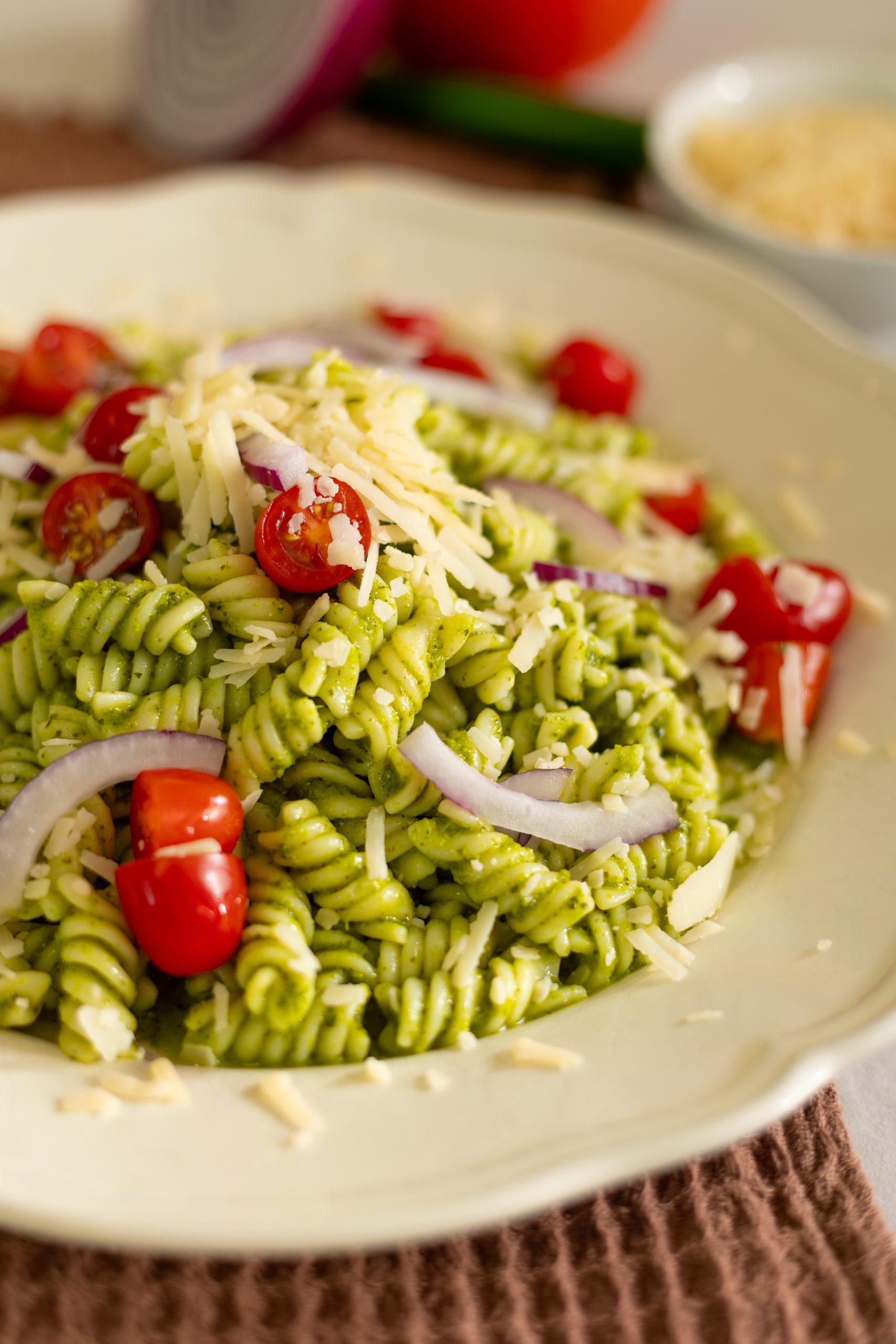 Pâtes rotini au pesto chimichurri et légumes frais