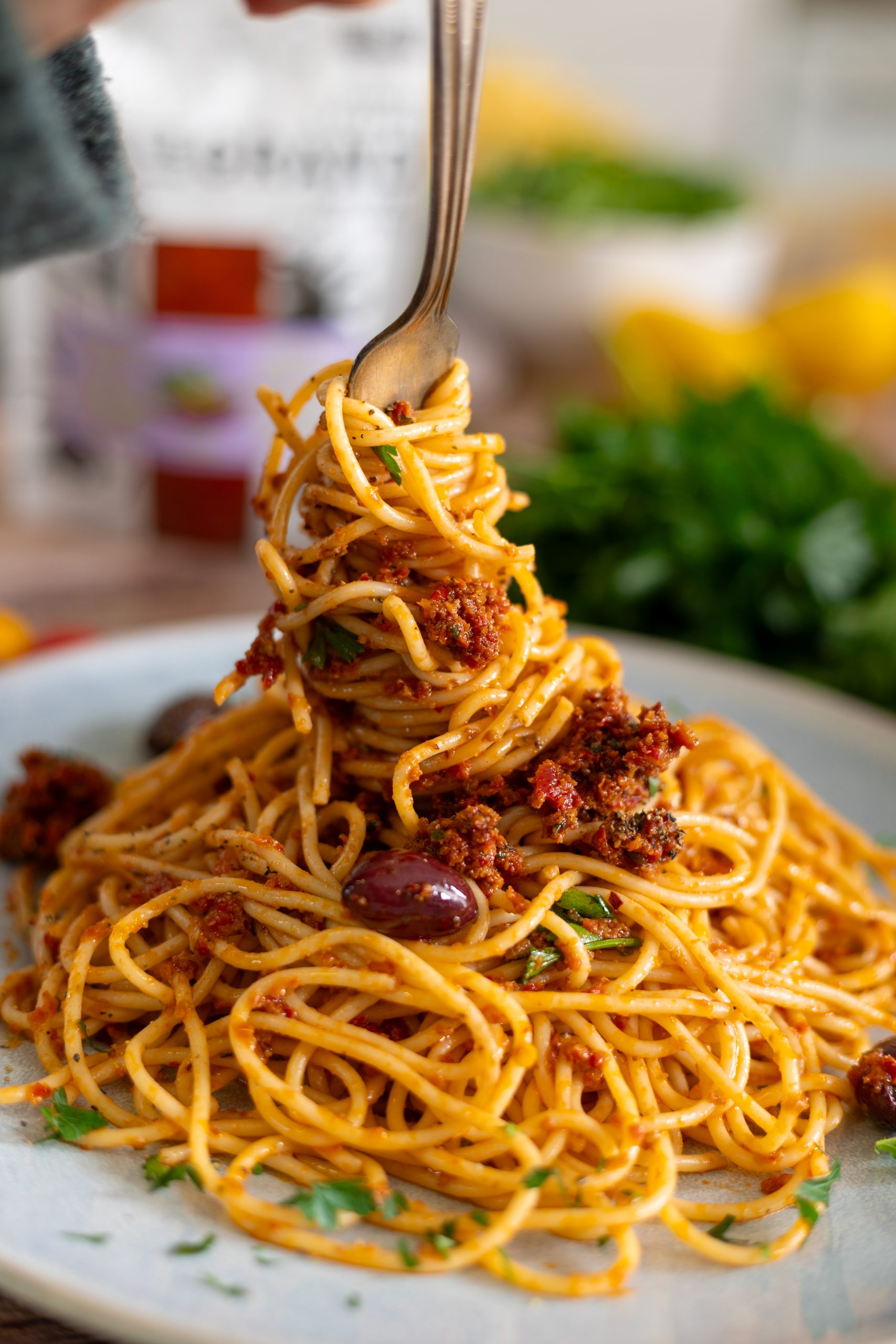 Spaghettis arrabbiata au pesto épicé olives et jalapeños