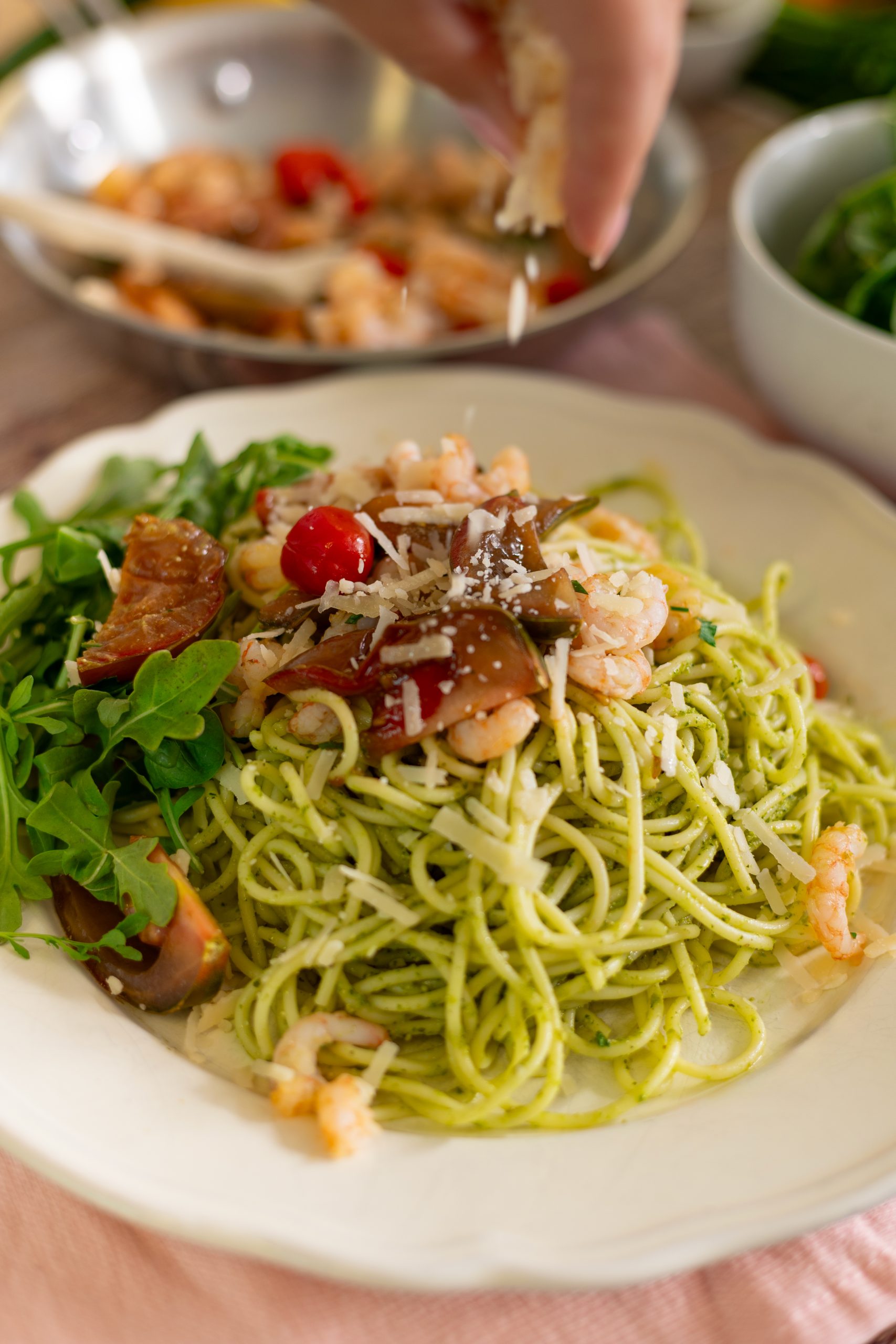 Spaghettis aux crevettes nordiques et pesto classique