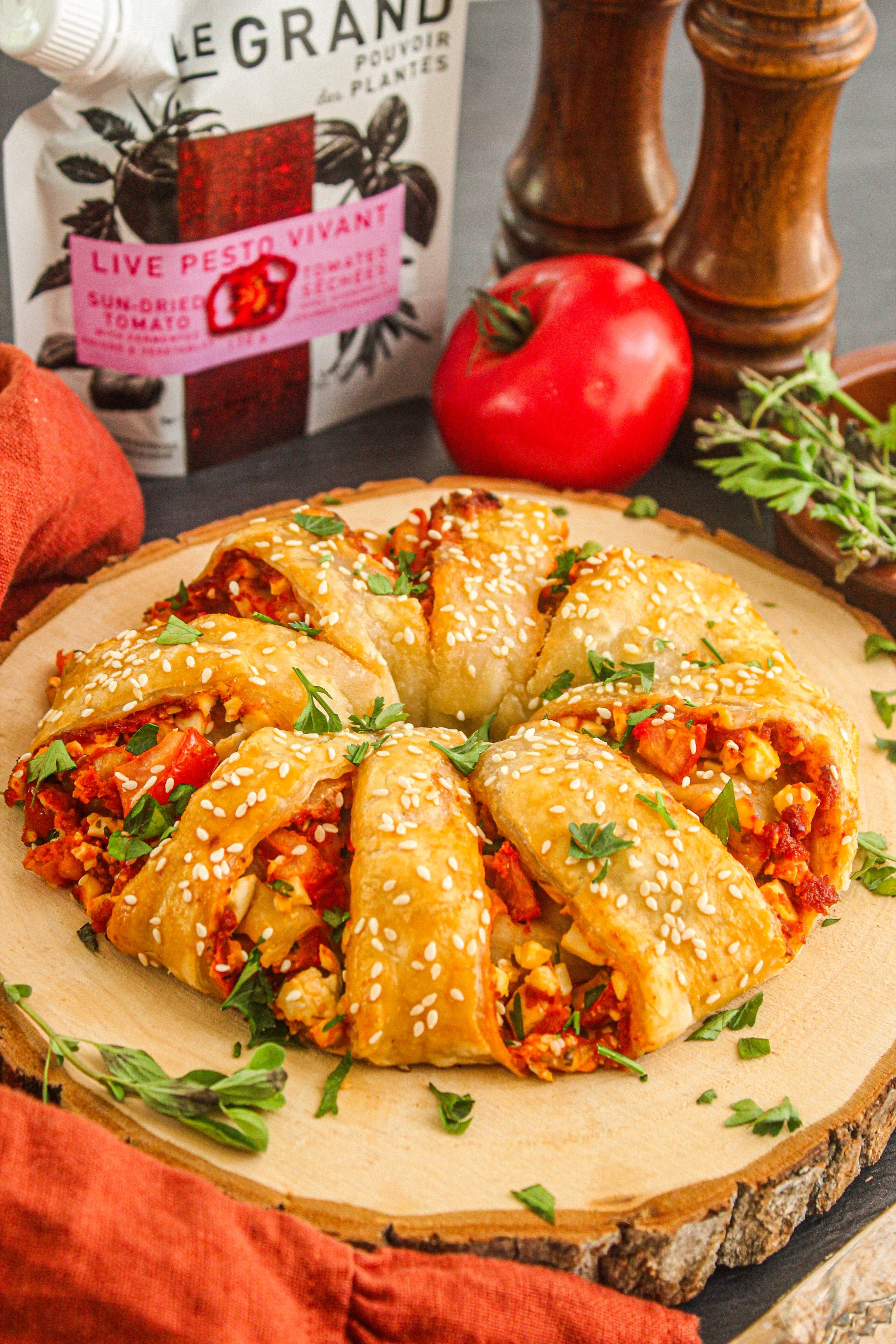 Couronne feuilletée au pesto, feta, tomates et ciboulette